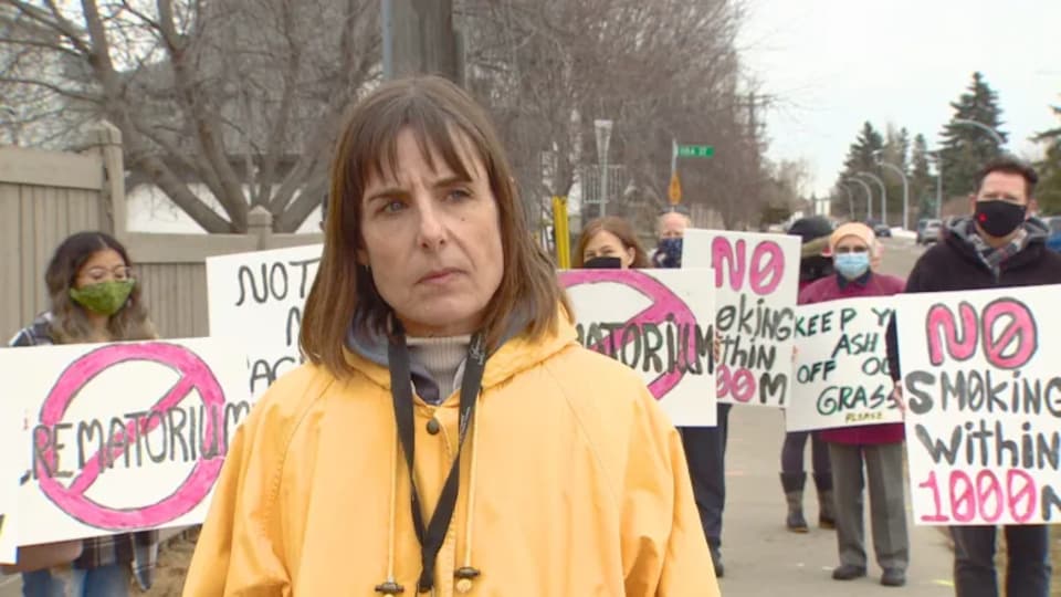 Marilyn Dumkee marche devant des manifestants.