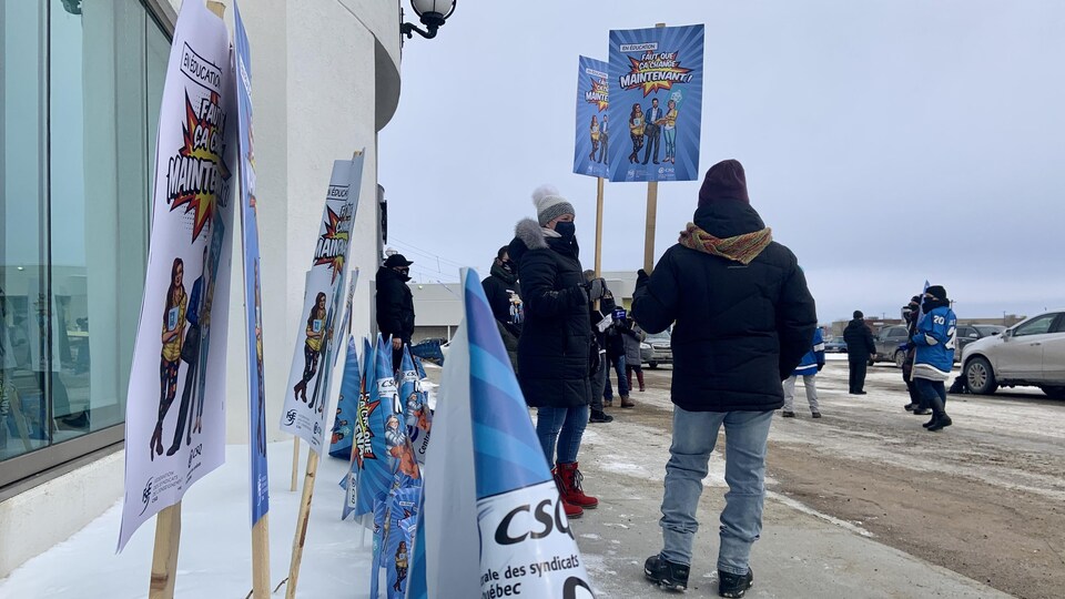 Des manifestants brandissant des pancartes.