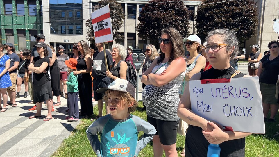 Des femmes revendiquent leur droit à l'avortement devant le palais de justice de Rimouski.