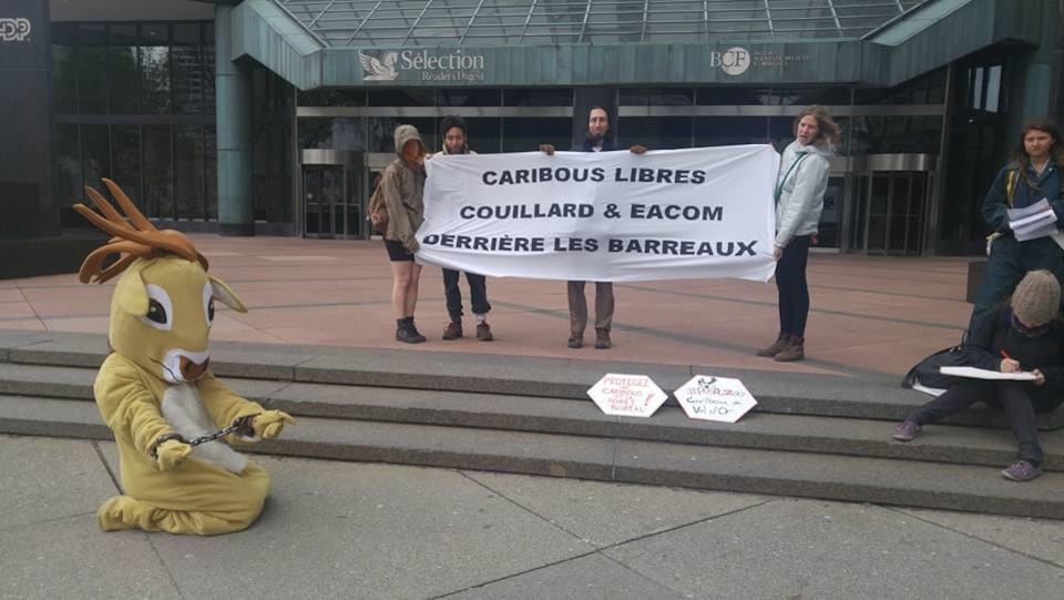 Manifestation devant les bureaux d'Eacom à Montréal