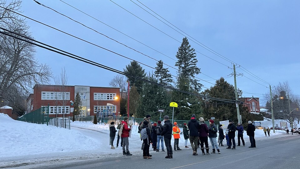 Des manifestants devant l'école Sainte-Anne.