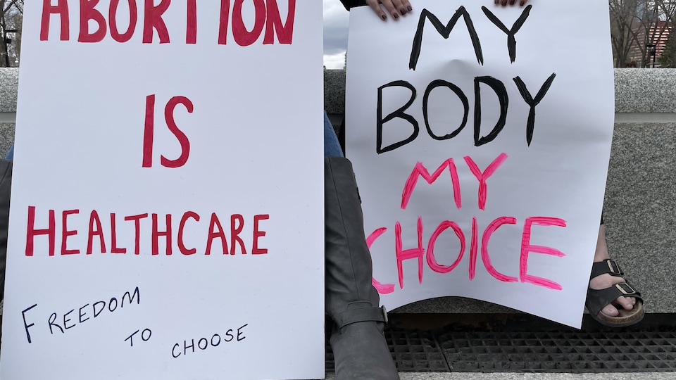 Des militants pro-choix brandissent des pancartes pour le droit à l’avortement.