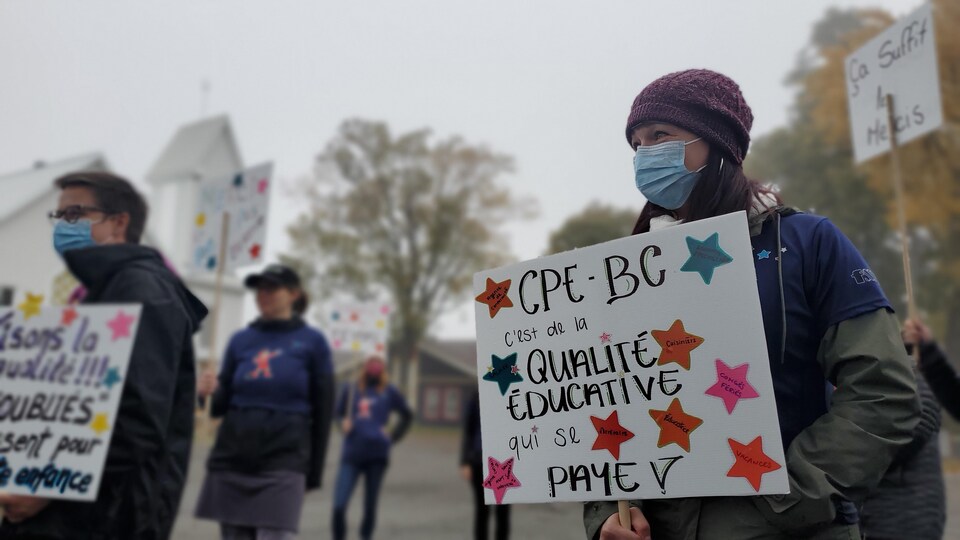 Une manifestante masquée.