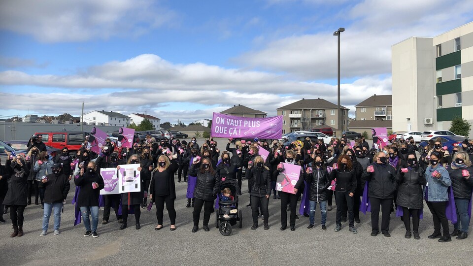 Des manifestantes dans le stationnement du bureau de circonscription de Sonia LeBel, à Trois-Rivières.