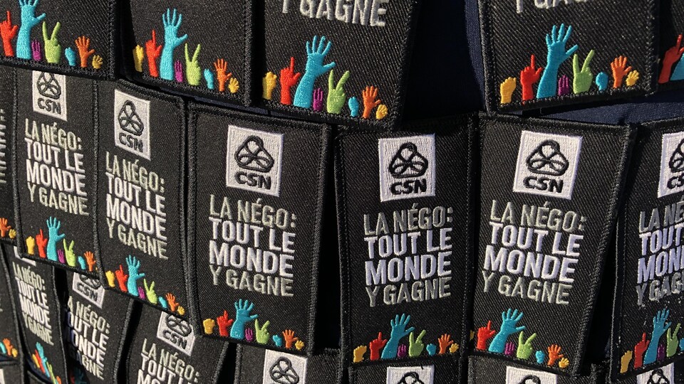 Des écussons de la CSN.