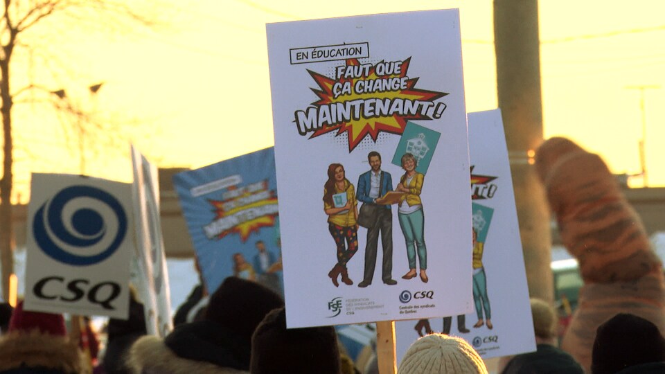 Des pancartes aux mains des manifestants.