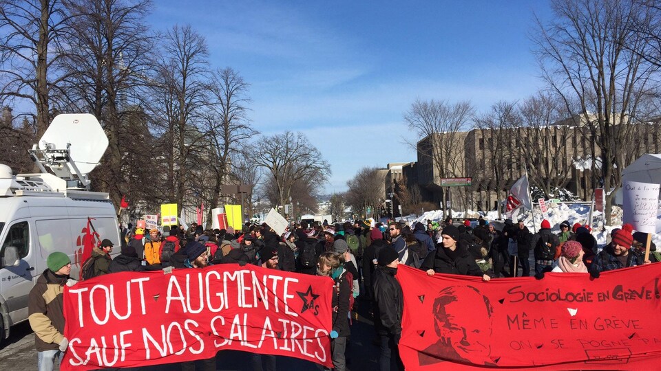 La marche des étudiants a débuté sur la Grande Allée.