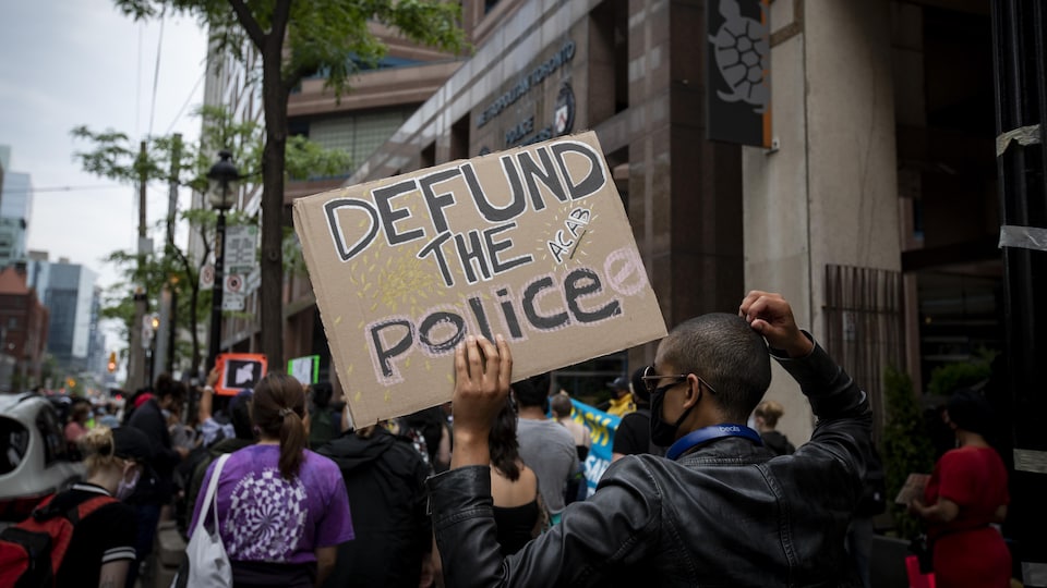 Des manifestants réclament la réduction du budget de la police de Toronto.