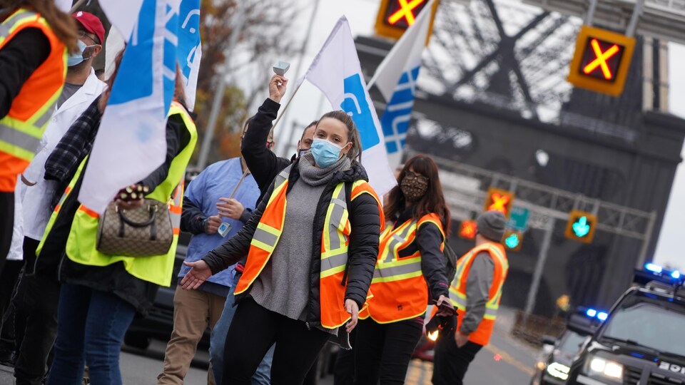 Une manifestation près du pont de Québec.