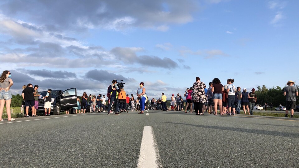 Des manifestants sur la route 104.