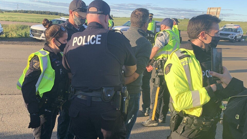 La police a procédé à des arrestations mercredi soir, à la frontière entre le Nouveau-Brunswick et la Nouvelle-Écosse.