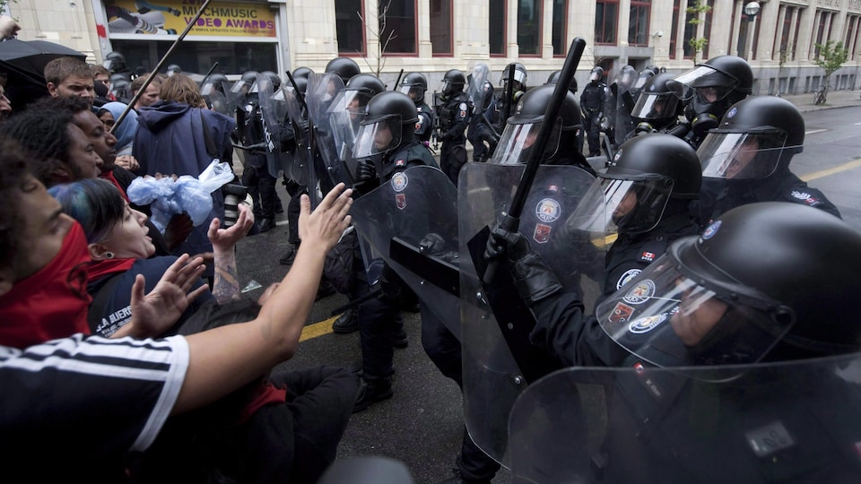 Confrontation entre policiers et manifestants.