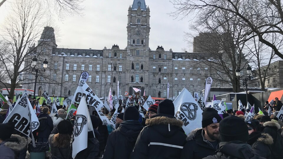 Des centaines de syndiqués de la SAQ manifestent devant l’hôtel du Parlement de Québec.