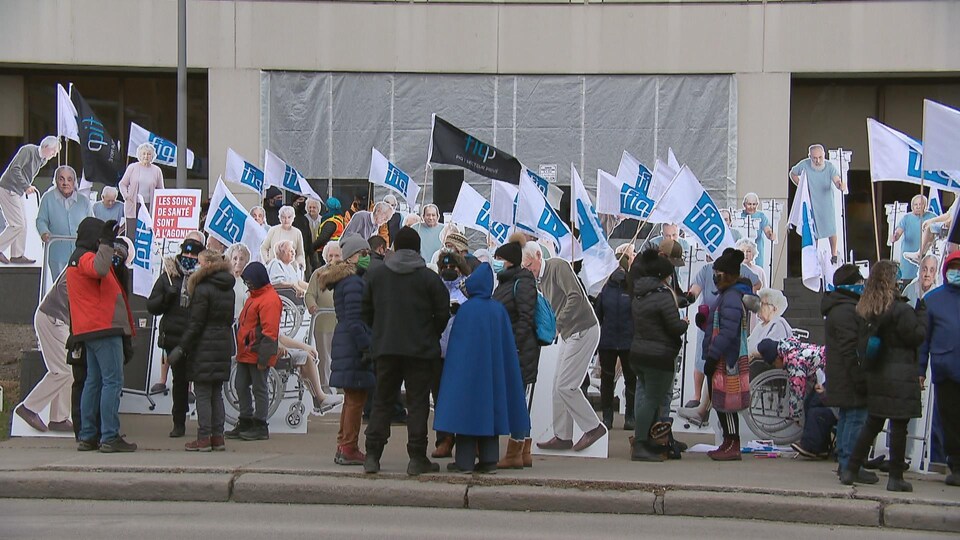 Des infirmières ont manifesté dimanche après-midi sur le chemin Sainte-Foy.