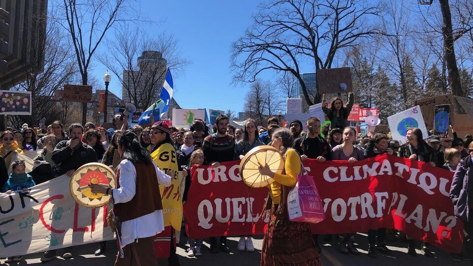 Des personnes manifestent sur la Grande Allée, à Québec, pour souligner la Journée de la Terre.