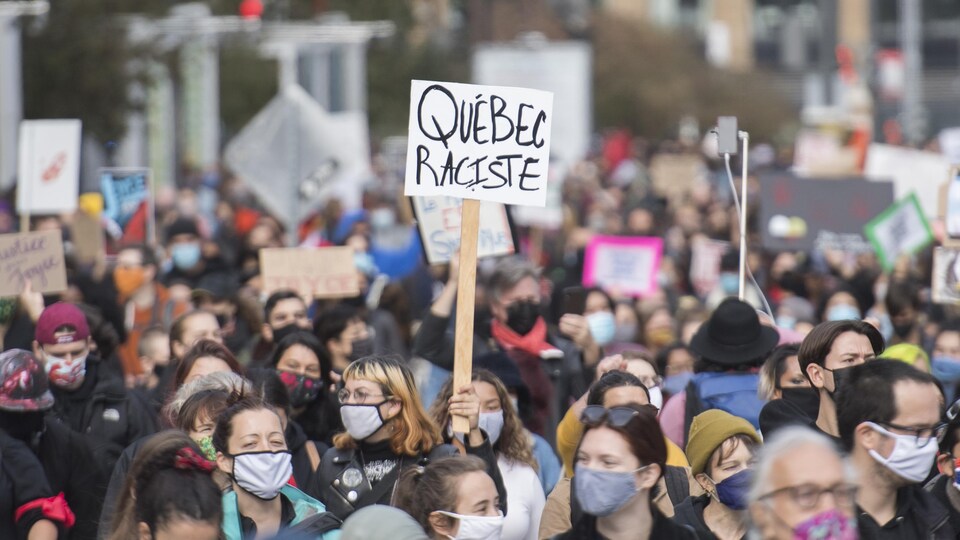 Des manifestants à Montréal avec une pancarte « Québec raciste ».