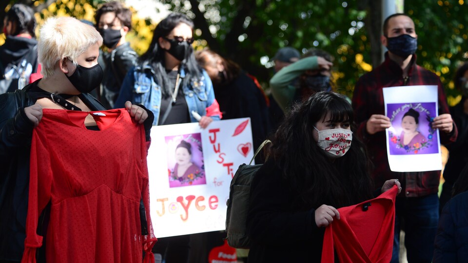 Des manifestants brandissent des affiches à l'effigie de Joyce Echaquan, une femme autochtone décédée.