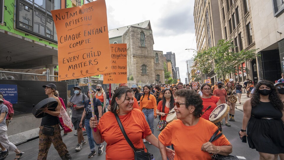 Chantale Chartrand et Georgette Rock à la manifestation du premier juillet à Montréal, vêtues de orange. 