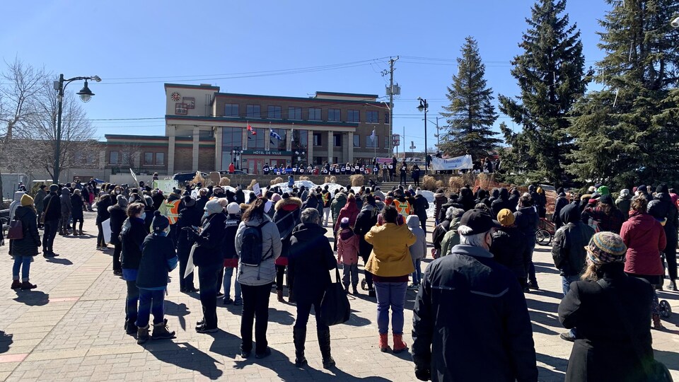 Des centaines de personnes sont réunies devant l'Hôtel de Ville de Rouyn-Noranda.