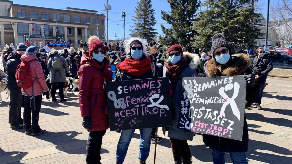 Les femmes montrent des pancartes visant à sensibiliser contre la violence conjugale et les nombreux féminicides.