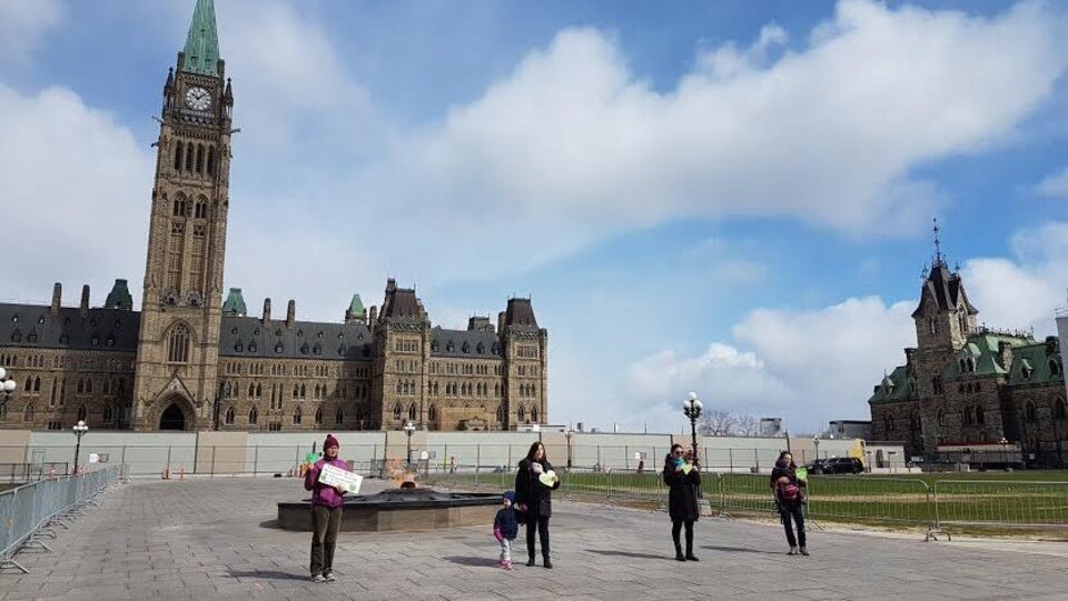 Quatre femmes devant le Parlement à Ottawa.