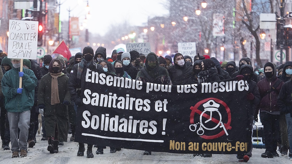Des personnes marchent dans les rues de Montréal.