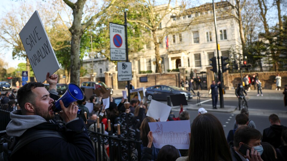 Manifestantes frente a la embajada rusa en Londres.