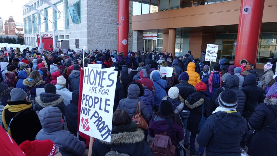 Des manifestants devant l'hôtel de ville d'Ottawa. 