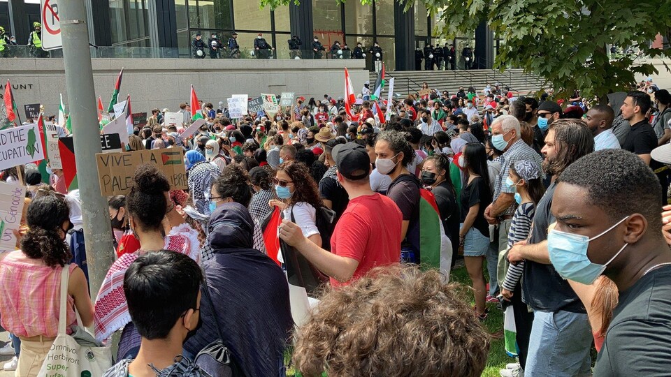 Des gens réunis dans le centre-ville.