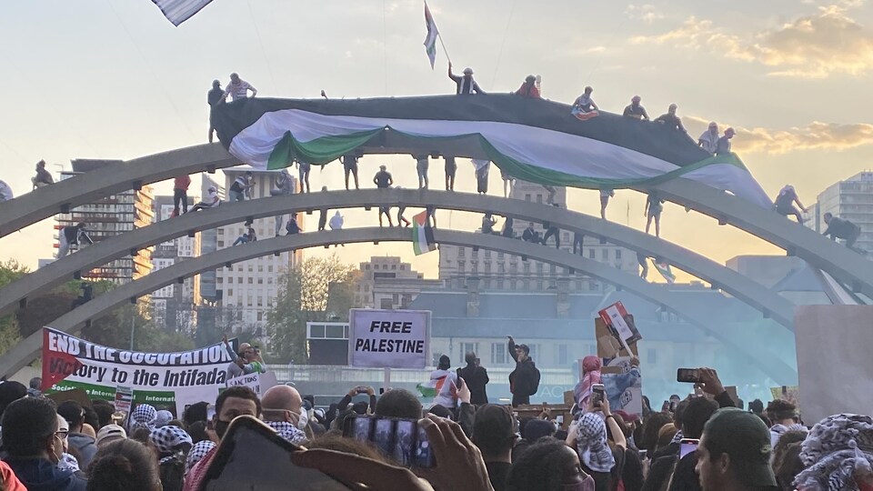 Des manifestants avaient escaladé des structures de la place Nathan Phillips pour déployer un immense drapeau.
