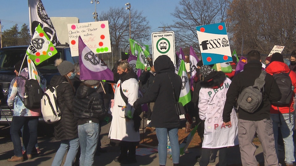 Manifestation des préposées en retraitement des dispositifs médicaux RadioCanada.ca Manifestation des préposées en retraitement des dispositifs médicaux RadioCanada.ca