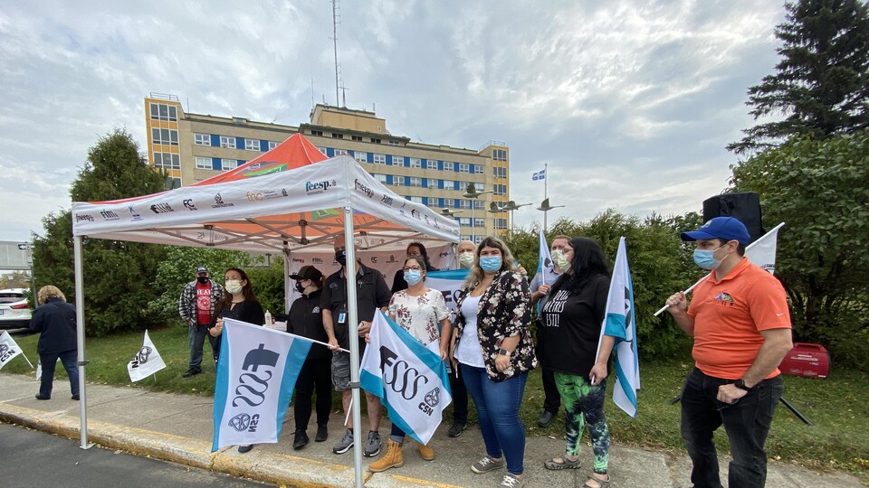 Une dizaine de personnes manifestent devant l'hôpital d'Amos.