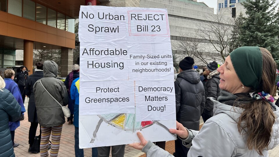 Une affiche contre le projet de loi 23.