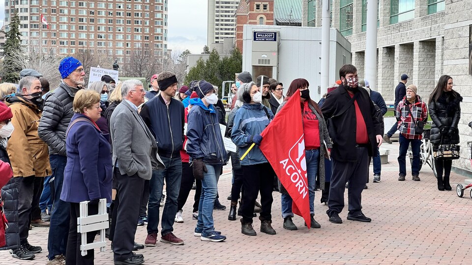 Des manifestants devant l'hôtel de ville d'Ottawa.