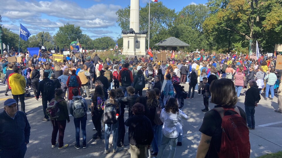 Des manifestants pour le climat assemblés au parc des Braves