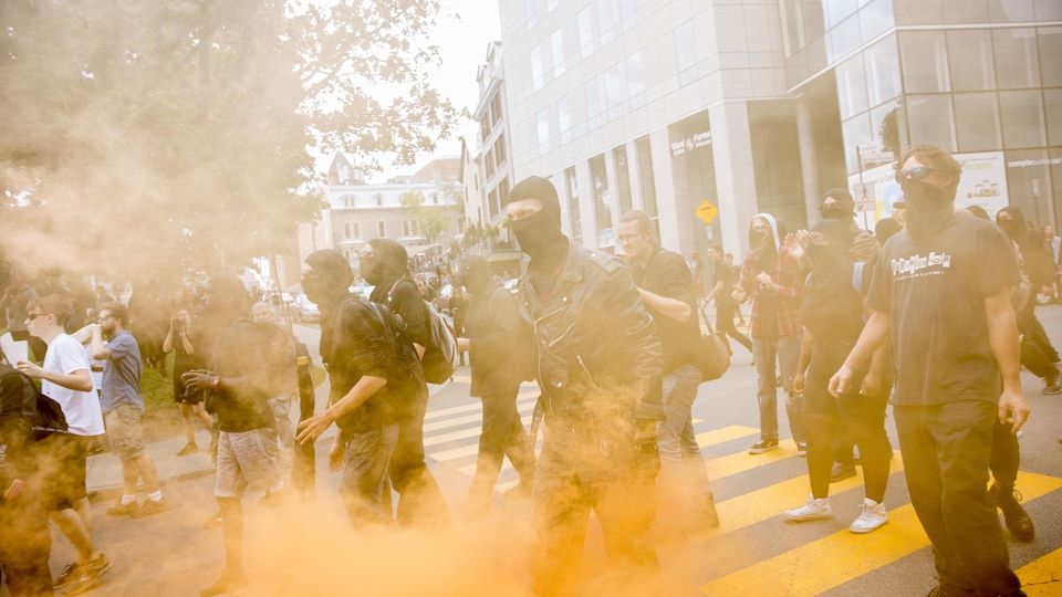 Plusieurs manifestants masqués dans le secteur de la colline Parlementaire