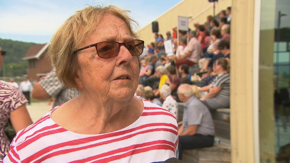 Cette dame de 82 ans manifeste pour un retour rapide du train.