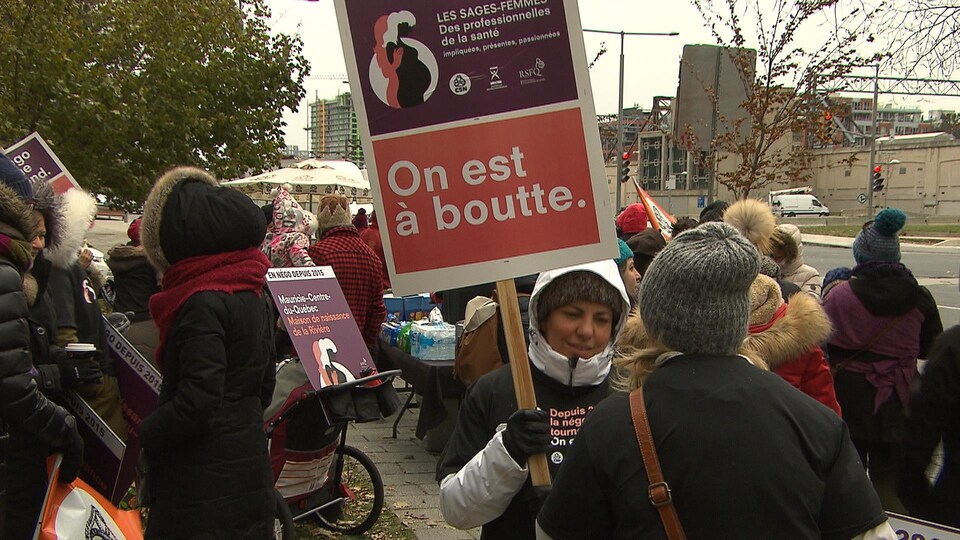 Des sages-femmes manifestent à Montréal pour réclamer le renouvellement de leur convention collective.