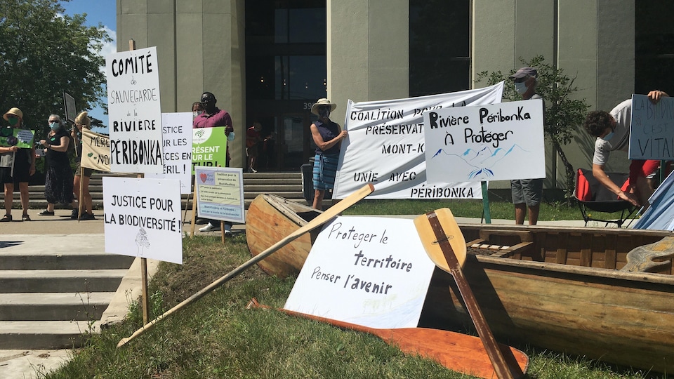 Des manifestants avec des pancartes.