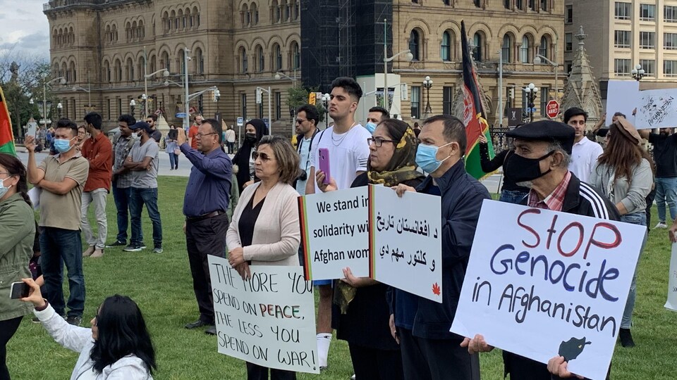 Des manifestants sur la colline du Parlement.