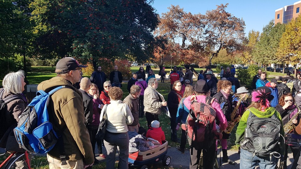 Des personnes qui manifestent dans un parc à Québec