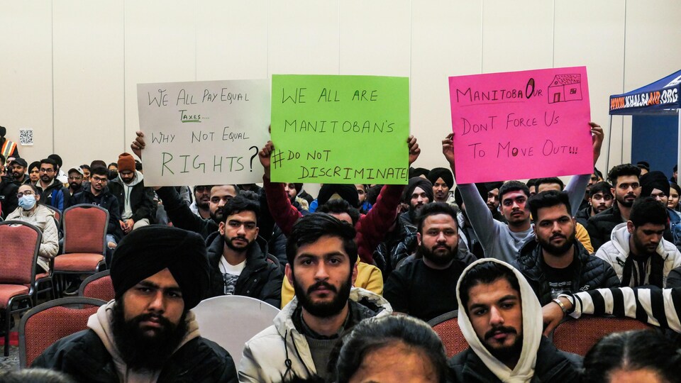 Des travailleurs étrangers réunis au Centre culturel Punjab de Winnipeg, le 6 février 2023.