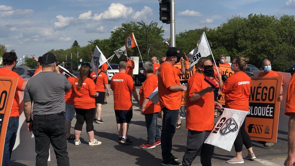 Des manifestants portant des drapeaux dans la rue.