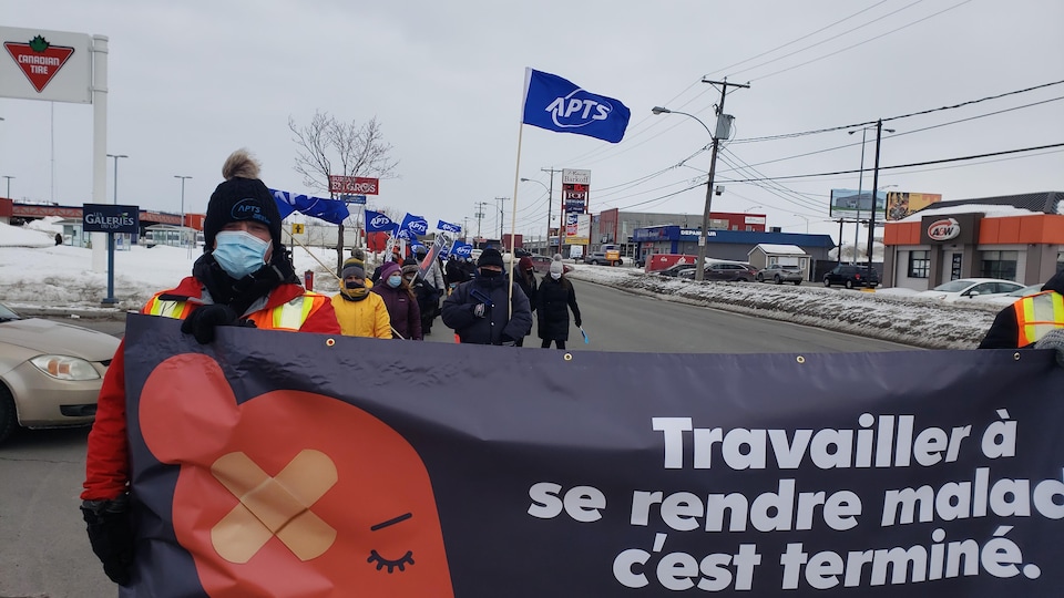 Des manifestants de l'APTS sur la rue Barkoff à Trois-Rivières.