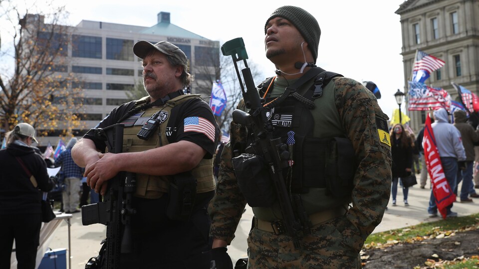 Deux gardiens armés à la manifestation de Lansing, dans le Michigan. 