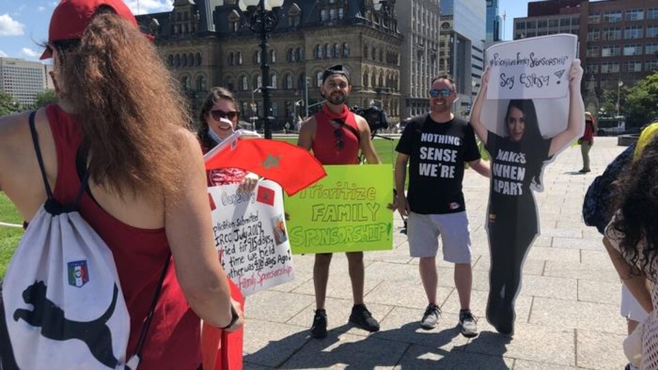 Quelques manifestants devant le parlement à Ottawa. 