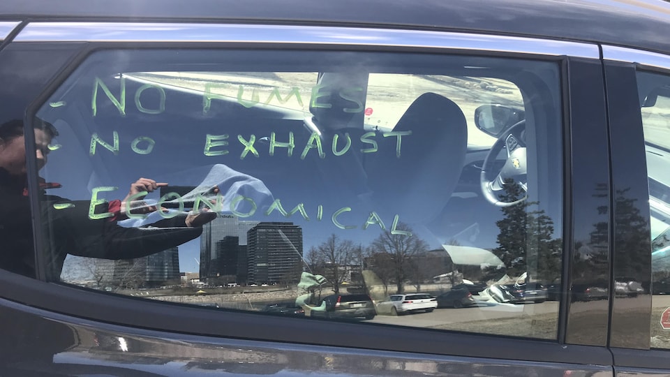 Une voiture avec un message vantant les méritent des voitures électriques