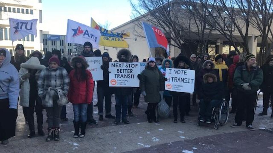 Des manifestants avec des affiches.