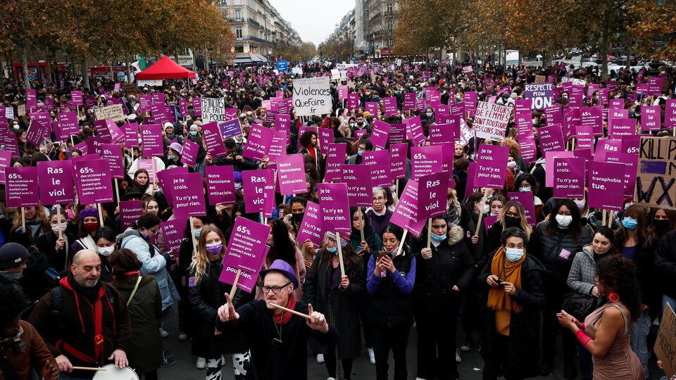 Des centaines de manifestants marchent à Paris.