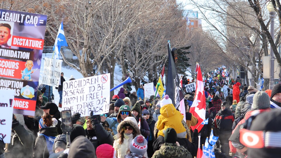 Des centaines de manifestants circulent dans les rues du centre-ville de Québec. 